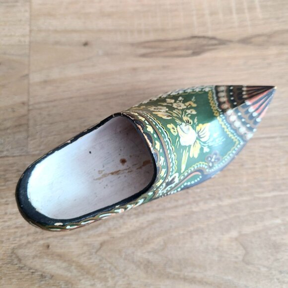 Dutch wooden hand painted shoe figurine with floral design. - Picture 4 of 7